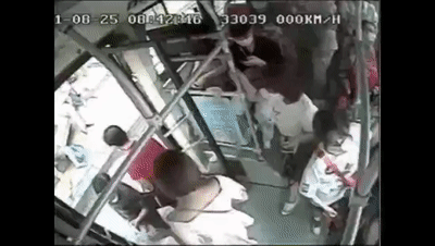 【關(guān)注】瀘州女子突然暈倒，公交車師傅火速送醫(yī)！