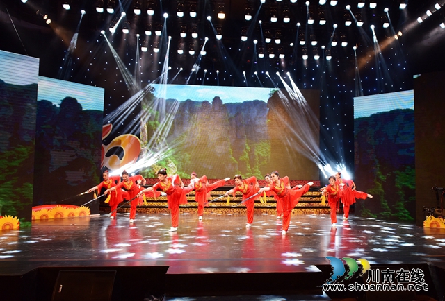 瀘州市老年大學(xué)教師曾慶林：情鐘木蘭拳　舞出健康風(fēng)采(圖2)