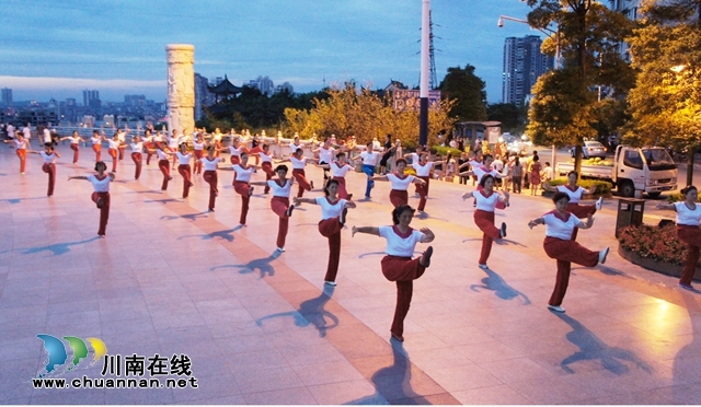 瀘州市老年大學(xué)教師曾慶林：情鐘木蘭拳　舞出健康風(fēng)采(圖4)
