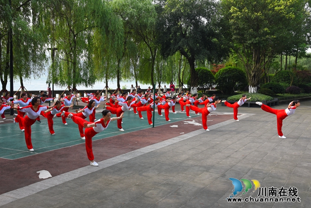瀘州市老年大學(xué)教師曾慶林：情鐘木蘭拳　舞出健康風(fēng)采(圖5)