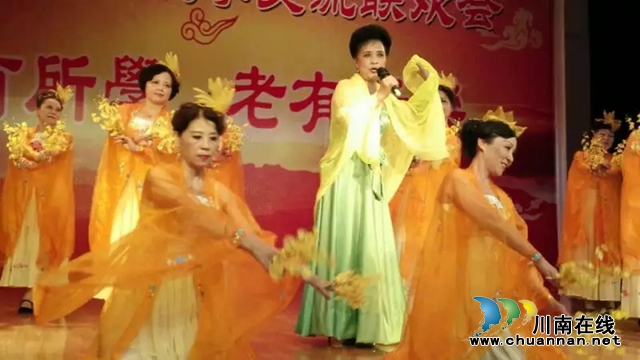 瀘州市老年大學(xué)教師張明秀：翩翩青衣吟校園(圖3)