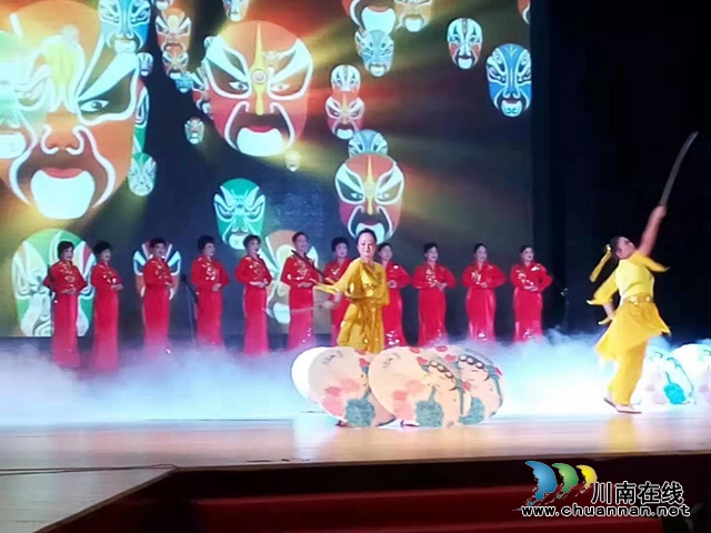 瀘州市老年大學(xué)教師張明秀：翩翩青衣吟校園(圖4)