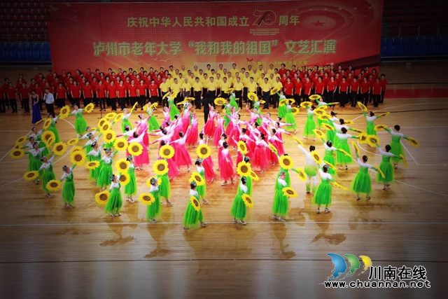 瀘州市老年大學(xué)教師鄧韜徐：“80后”老師教“4050后”學(xué)生(圖2)