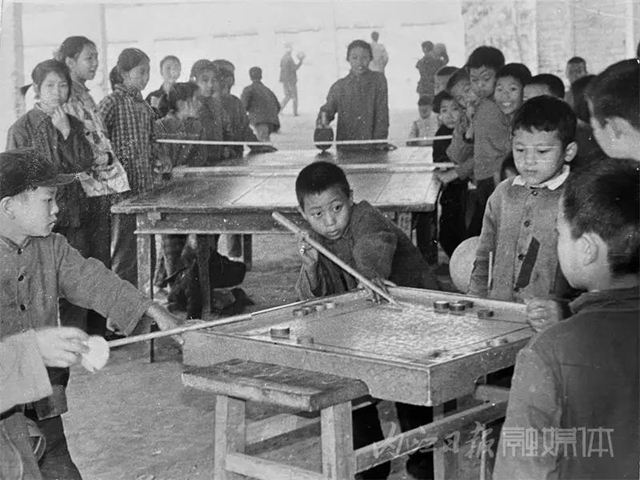 驚呆了！這位內(nèi)江人的鏡頭中，曾留下國(guó)內(nèi)眾多名人的身影(圖23)