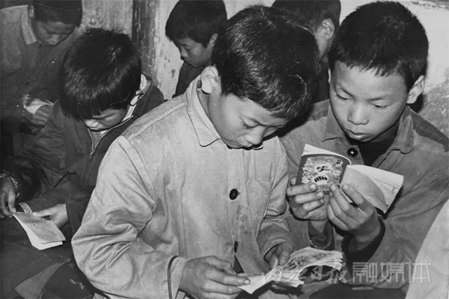 驚呆了！這位內(nèi)江人的鏡頭中，曾留下國(guó)內(nèi)眾多名人的身影(圖24)