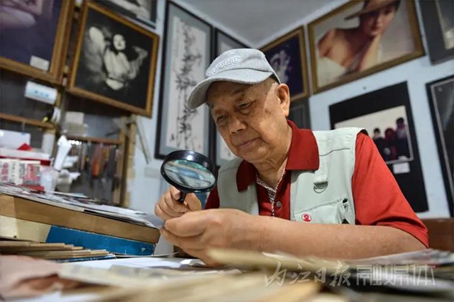 驚呆了！這位內(nèi)江人的鏡頭中，曾留下國(guó)內(nèi)眾多名人的身影(圖4)