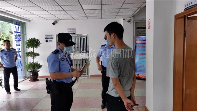 你“狂”噻！這輛摩托多次闖進內(nèi)江高速公路挑釁警方，結(jié)局令人舒適——(圖1)