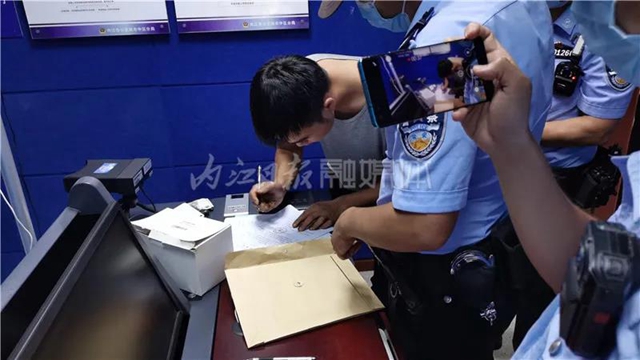 你“狂”噻！這輛摩托多次闖進內(nèi)江高速公路挑釁警方，結(jié)局令人舒適——(圖2)