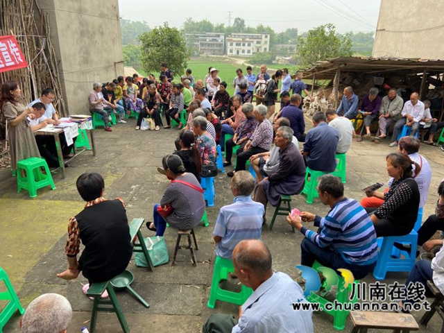 瀘縣云龍鎮(zhèn)開展農(nóng)民手機(jī)應(yīng)用技能培訓(xùn)工作(圖1)