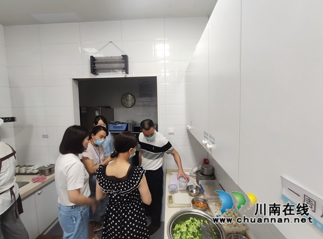 江陽區(qū)華陽街道：開展專項檢查，當好“護學衛(wèi)士”(圖1)