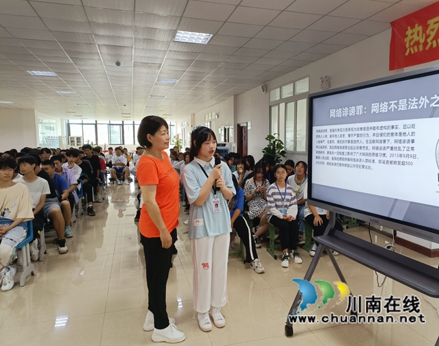 瀘州：警盾進校園，給700名學生講網(wǎng)絡安全(圖2)
