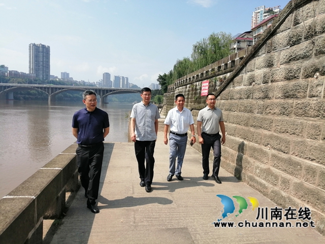龍馬潭區(qū)政協(xié)督導(dǎo)小市街道沱江流域生態(tài)環(huán)境保護(hù)工作(圖1)