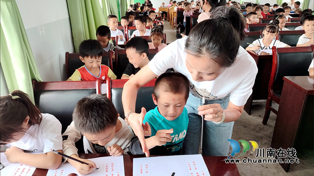 敘永縣龍鳳鎮(zhèn)中心小學(xué)校舉行2021級新生“開筆禮”儀式(圖1)