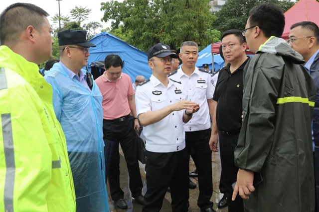 直擊救災(zāi)一線，瀘州女警把孩子“丟”在派出所(圖3)
