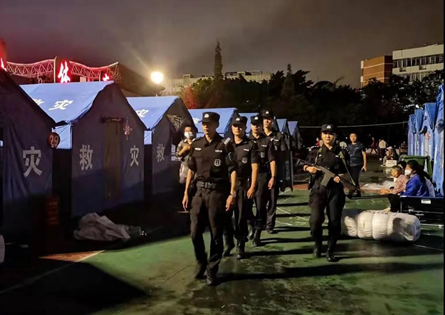 直擊救災(zāi)一線，瀘州女警把孩子“丟”在派出所(圖12)