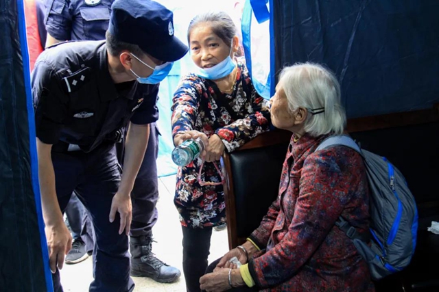 直擊救災(zāi)一線，瀘州女警把孩子“丟”在派出所(圖11)