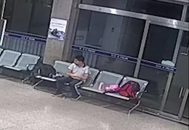 直擊救災(zāi)一線，瀘州女警把孩子“丟”在派出所(圖16)