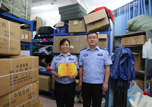 直擊救災(zāi)一線，瀘州女警把孩子“丟”在派出所(圖20)