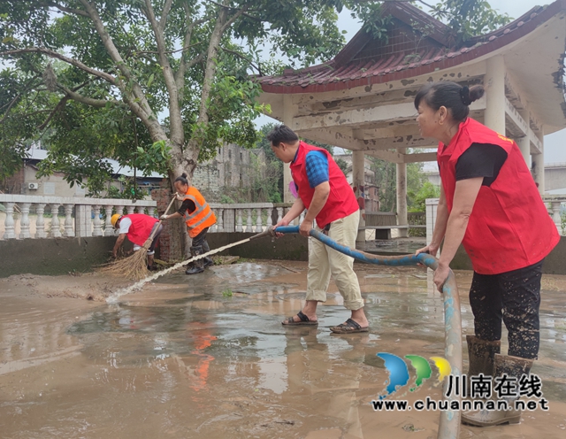 瀘縣海潮鎮(zhèn)：水退人進(jìn)，干群同心清淤忙(圖1)