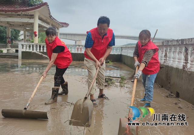 瀘縣海潮鎮(zhèn)：水退人進(jìn)，干群同心清淤忙(圖3)
