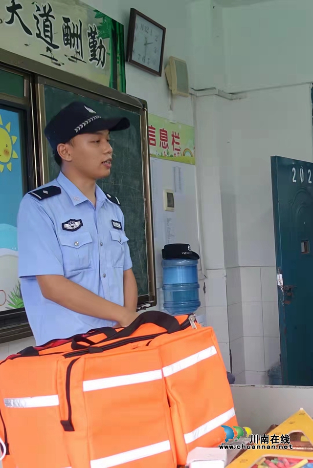 瀘州：警盾攜手長江公安，走進十五中校園(圖3)