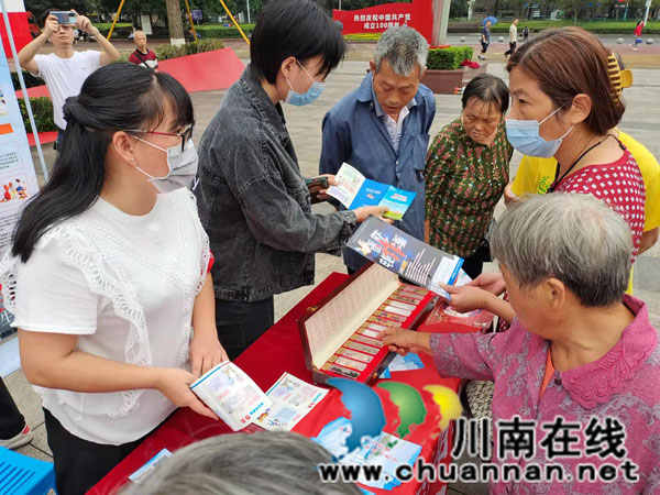 江陽(yáng)區(qū)華陽(yáng)街道：反詐宣傳廣場(chǎng)行 守護(hù)百姓“錢袋子”(圖2)