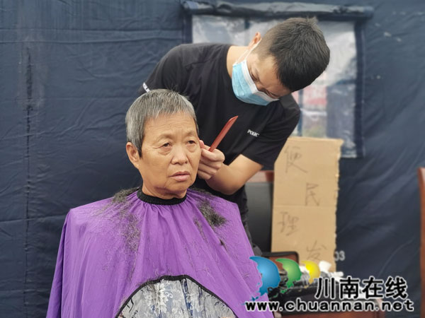 瀘縣“9.16”地震 ┃  特警王上軍：開辦便民理發(fā)店服務(wù)災(zāi)區(qū)群眾