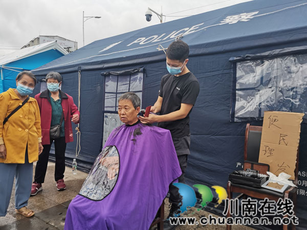 瀘縣“9.16”地震 ┃  特警王上軍：開辦便民理發(fā)店服務災區(qū)群眾(圖2)