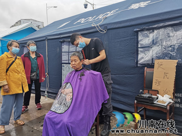瀘縣“9.16”地震 ┃  特警王上軍：開辦便民理發(fā)店服務災區(qū)群眾(圖3)