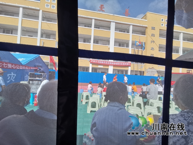 《愛的家園》歡聲笑語勵人心！瀘縣文藝輕騎兵走進福集鎮(zhèn)地震災區(qū)(圖6)