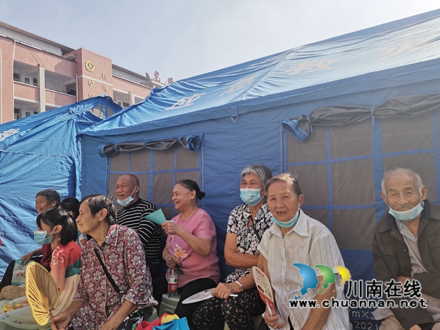 《愛的家園》歡聲笑語勵人心！瀘縣文藝輕騎兵走進福集鎮(zhèn)地震災區(qū)(圖5)