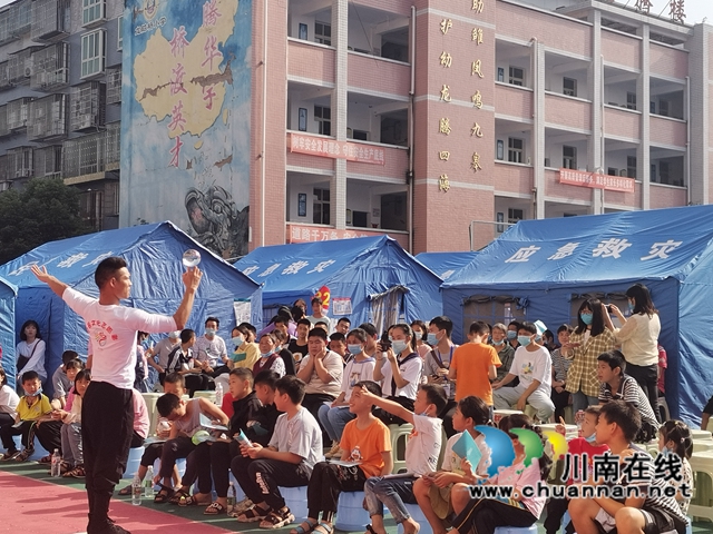 《愛的家園》歡聲笑語勵人心！瀘縣文藝輕騎兵走進福集鎮(zhèn)地震災區(qū)(圖1)
