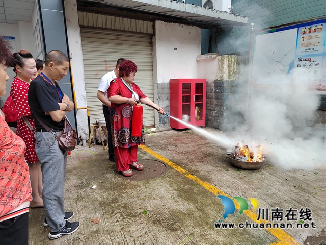 戮力同心，共克時(shí)艱！民盟瀘州市龍馬潭區(qū)基層委員會(huì)積極開(kāi)展震后志愿服務(wù)(圖1)