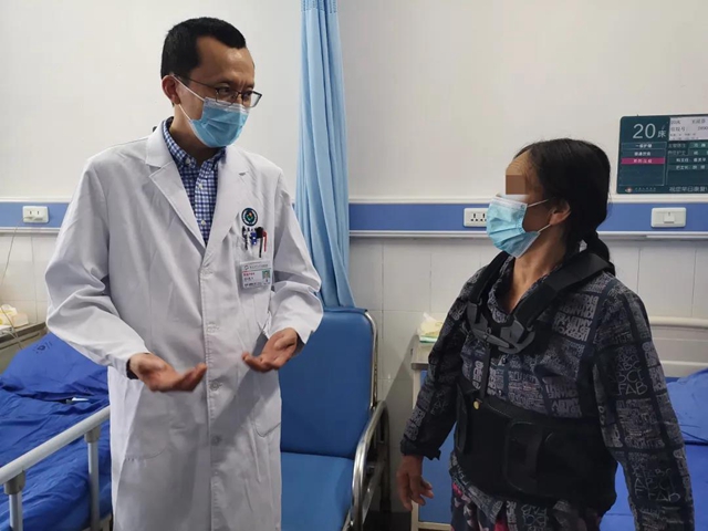 在瀘縣地震災(zāi)區(qū)一線，他為傷員完成了一場高難度手術(shù)(圖4)