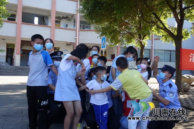 瀘州：警盾50余名志愿者中秋馳援瀘縣地震災區(qū)(圖6)