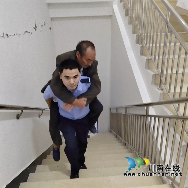 搬遷不眠夜 川警院警盾志愿者繼續(xù)值守瀘縣(圖1)