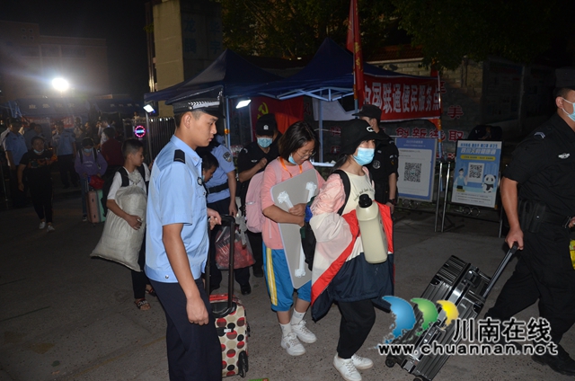 搬遷不眠夜 川警院警盾志愿者繼續(xù)值守瀘縣(圖5)