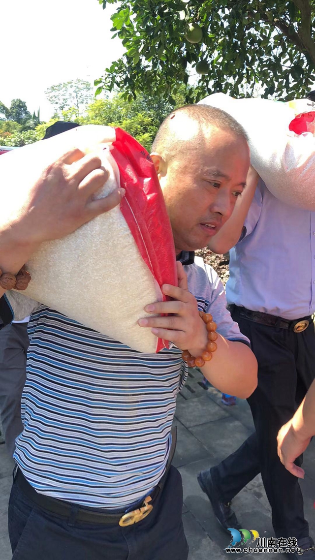 抗震救災(zāi)∣瀘州市小微企業(yè)商會(huì)為瀘縣災(zāi)區(qū)開展愛心捐贈(zèng)(圖2)