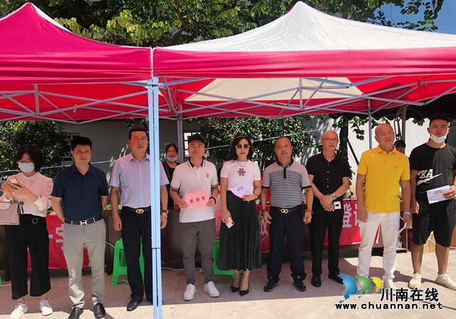 抗震救災(zāi)∣瀘州市小微企業(yè)商會(huì)為瀘縣災(zāi)區(qū)開展愛心捐贈(zèng)(圖3)