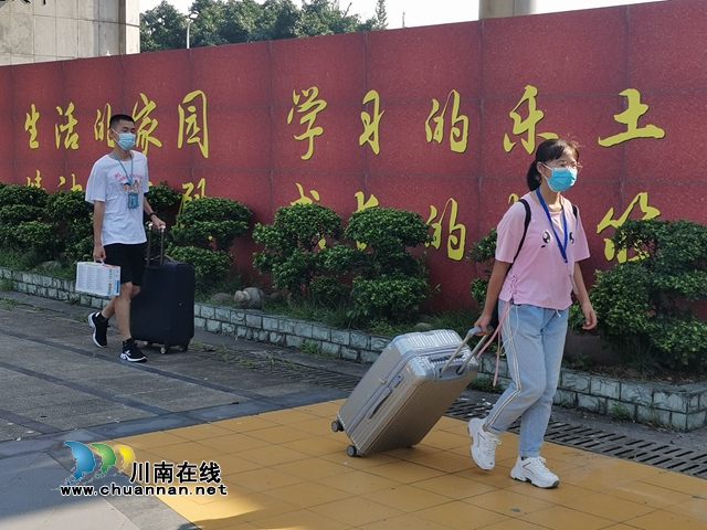 震后第7天  瀘縣首批94所學(xué)校88725名學(xué)生返校復(fù)課(圖1)