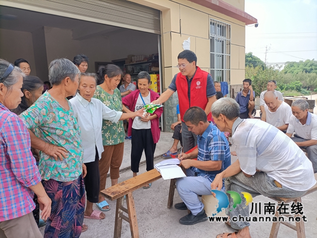 瀘縣免費(fèi)發(fā)放10噸油菜種子幫助受災(zāi)群眾恢復(fù)生產(chǎn)(圖1)