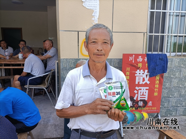 瀘縣免費(fèi)發(fā)放10噸油菜種子幫助受災(zāi)群眾恢復(fù)生產(chǎn)(圖3)
