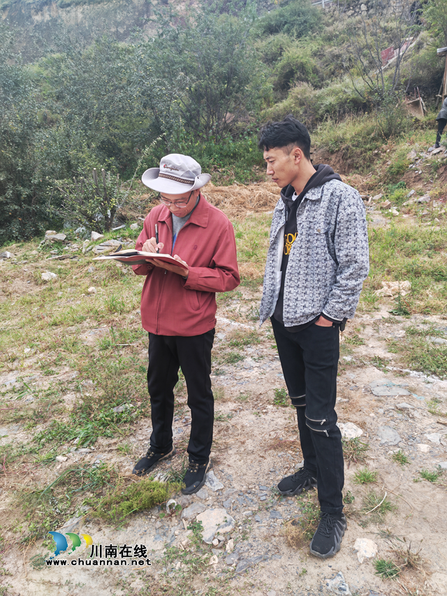 瀘州對口幫扶稻城縣工作隊現(xiàn)場指導(dǎo)村民房屋修建施工(圖1)