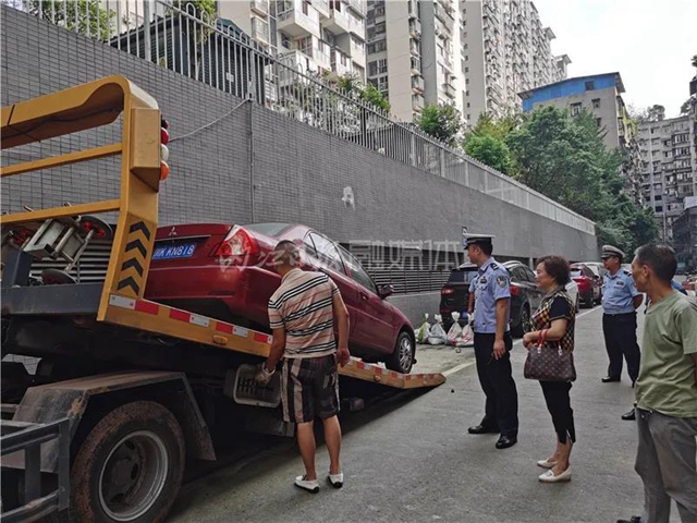 內(nèi)江交警發(fā)出警告：車輛亂停，拖走“巡游”！