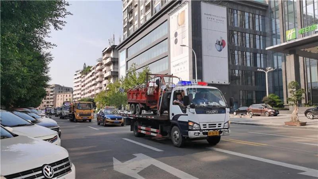 內(nèi)江交警發(fā)出警告：車輛亂停，拖走“巡游”！(圖5)