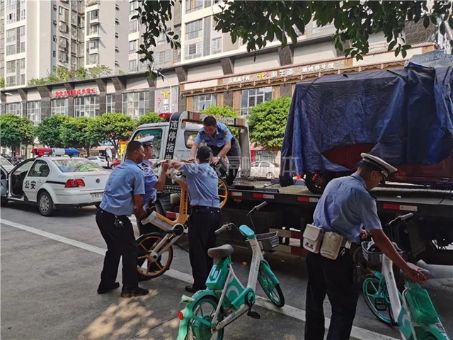 內(nèi)江交警發(fā)出警告：車輛亂停，拖走“巡游”！(圖6)