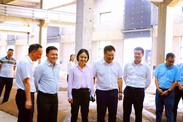 省市場監(jiān)管局局長萬鵬龍調(diào)研瀘州市食品安全工作要求：壓實主體責(zé)任 加強監(jiān)管力度(圖1)