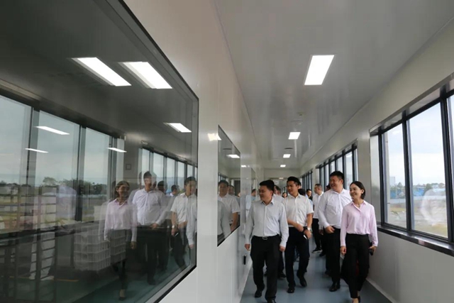 省市場監(jiān)管局局長萬鵬龍調(diào)研瀘州市食品安全工作要求：壓實主體責(zé)任 加強監(jiān)管力度(圖3)