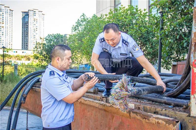 神兵天降！城區(qū)街頭，內(nèi)江警方抓獲一伙“電纜大盜”(圖1)