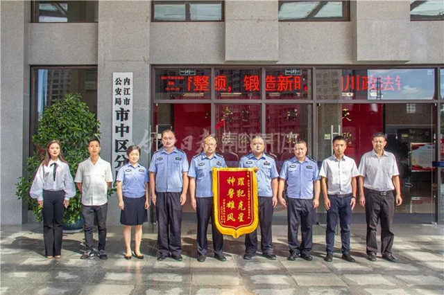 神兵天降！城區(qū)街頭，內(nèi)江警方抓獲一伙“電纜大盜”(圖3)
